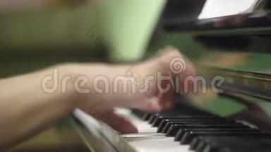 年轻人<strong>弹钢琴</strong>。 双手合拢 乐器上的练习。 <strong>键盘</strong>乐器。 萨尔费吉奥。 长长的手指